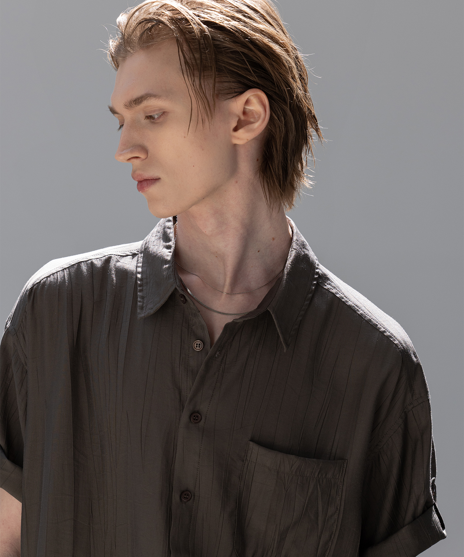 Wrinkle Textured Short Sleeve Roll-Up Shirt [Charcoal]