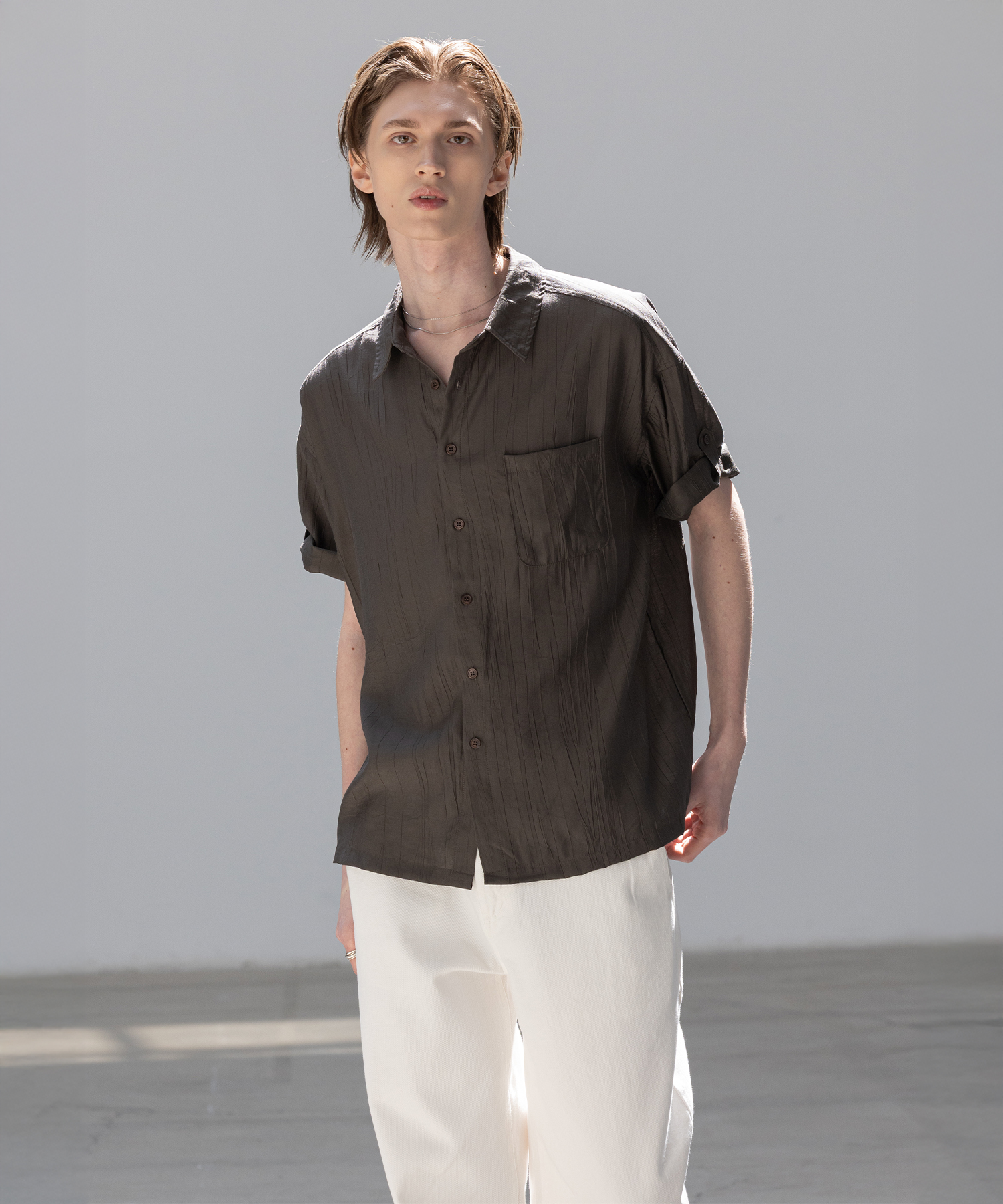 Wrinkle Textured Short Sleeve Roll-Up Shirt [Charcoal]