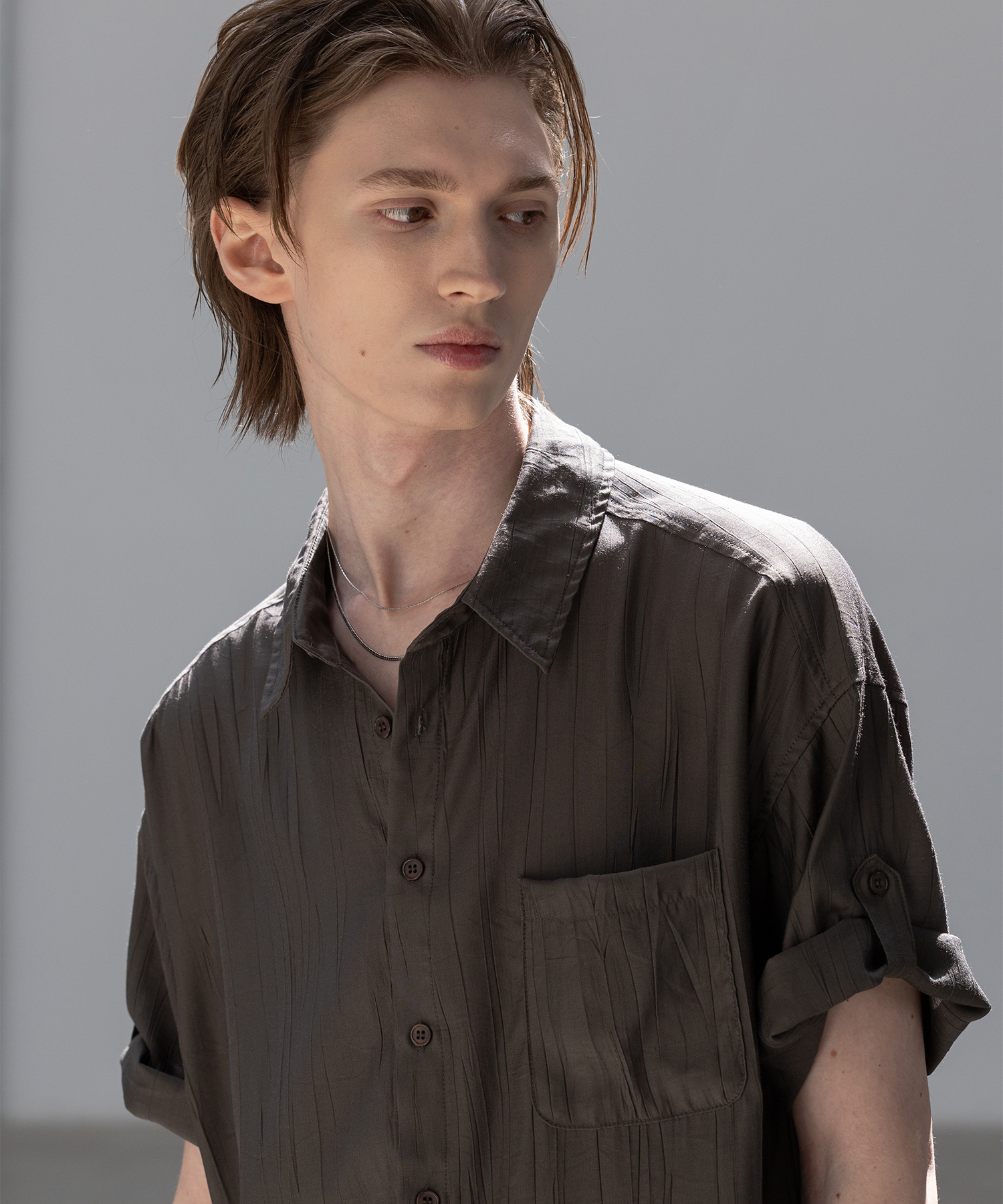 Wrinkle Textured Short Sleeve Roll-Up Shirt [Charcoal]