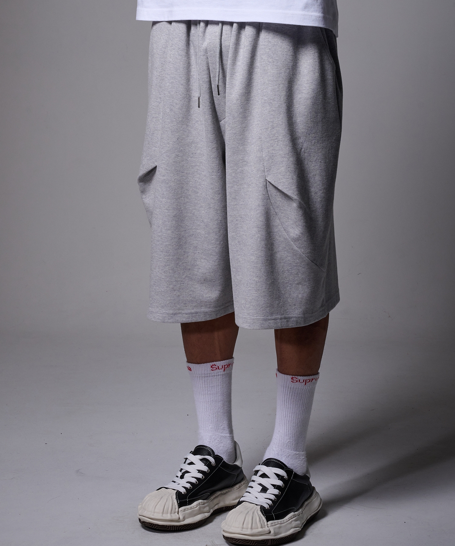 Спортивные шорты бермуды с поясом и люверсами (White Gray)