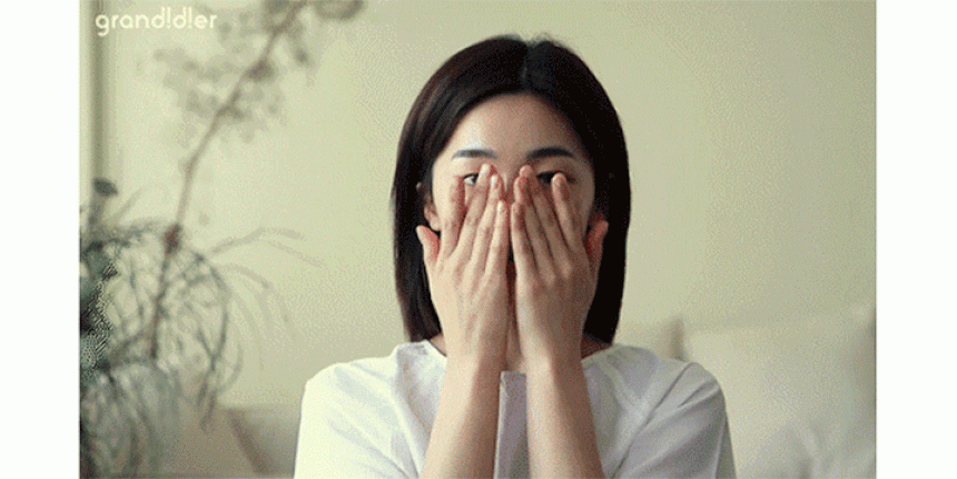 그란디디에만의 특별한 1분 림프 드레나지 요법 안내. 에센스를 얼굴에 가볍게 러빙하여 흡수시키는 과정과 모델이 얼굴 전체를 감싸며 에센스의 영양을 전달하는 모습. 더 맑은 피부결을 위한 리추얼 가이드.