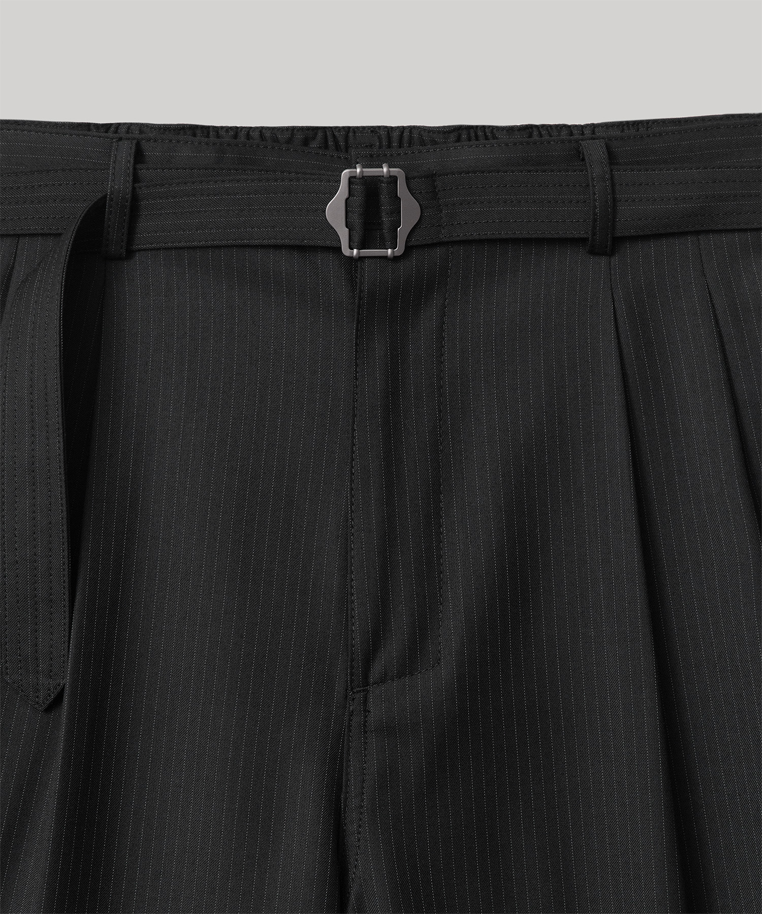 Hemingway Stripe Bermuda Pants (Black)