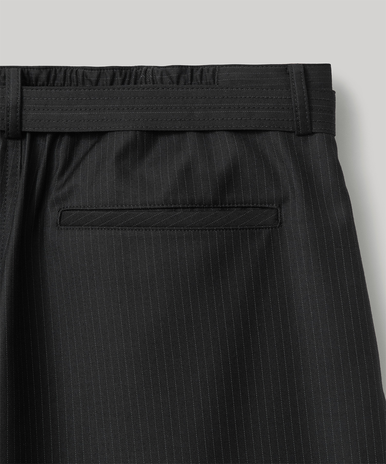 Hemingway Stripe Bermuda Pants (Black)