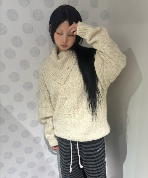 HIGH NECK CABLE KNIT [IVORY]