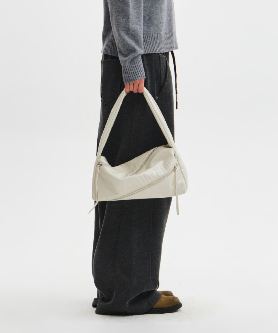 MUSINSA公式 | MATIN KIM PADDED DIAGONAL ZIPPER BAG IN IVORY