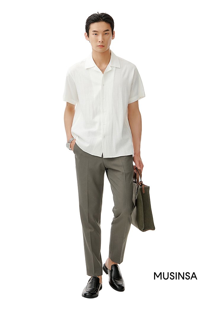 가벼운 흰색 셔츠와 카키 슬랙스를 더한 남자 여름 출근 코디를 소개하고 있습니다.