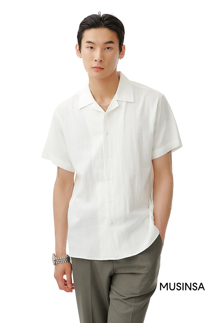 가벼운 흰색 셔츠와 카키 슬랙스를 더한 남자 여름 출근 코디를 소개하고 있습니다.