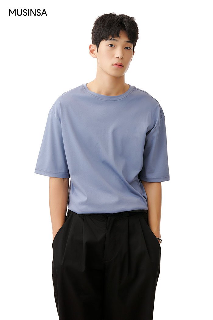 심플한 티셔츠와 슬랙스를 매치한 남친룩을 위한 남자 여름 코디를 소개하고 있습니다.