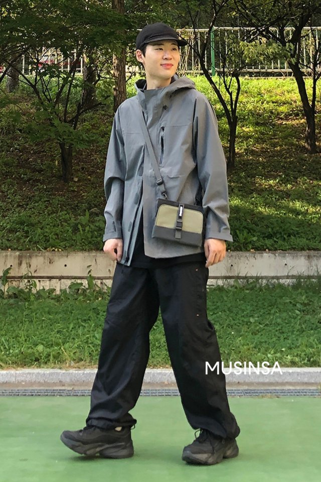 리프레임 패션 스타일링 사진 - 브랜드 스태프 코디 스타일 | 무신사 브랜드 스냅 리프레임  패션 스타일링 사진 - 브랜드 스태프 코디 스타일... 