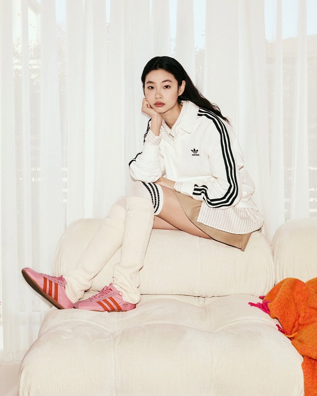 레트로한 분위기와 모던한 감각이 공존하는 도쿄. 생기 넘치는 컬러웨이로 새롭게 돌아온도쿄와 함께 만나보는호연(@hoooooyeony)의 봄 스타일링 #아디다스오리지널스 #도쿄#adidasOriginal.jpg