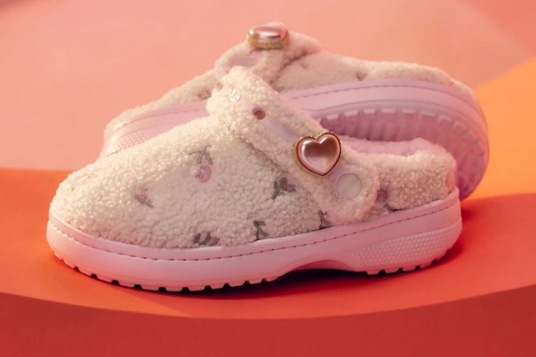 imgi_26_hollister-unfurgettable-crocs-classic-clog-pink-milk-211775-6zw-11.jpg