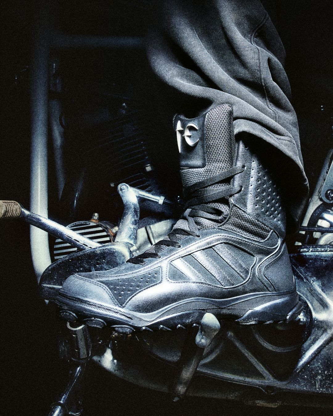 AO_THUGCLUB_FW25_HERO_078_Adobe_1998_Highres_4x5.jpeg의 사본.jpg