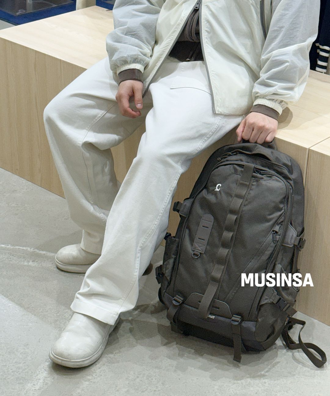타사출근룩 커버낫_김용휘_워터마크_3.jpg