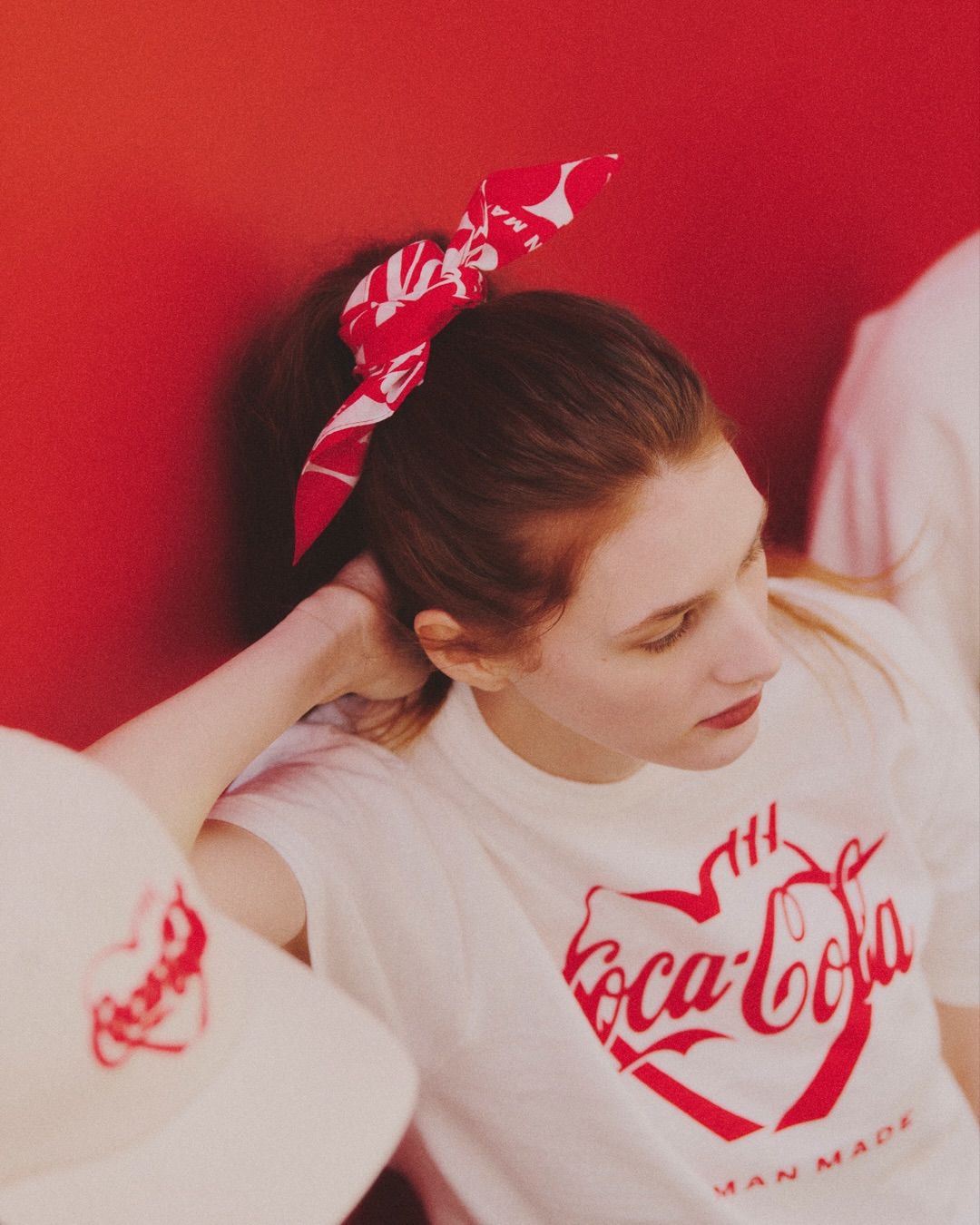 휴먼 메이드가 미국의 대표 탄산음료 브랜드인 코카콜라와 함께 만든 SS26 캡슐 컬렉션을 선보입니다.이번에 공개된 컬렉션은 두 브랜드의 상징적인 로고를 결합한 특별한 그래픽 (3).jpg