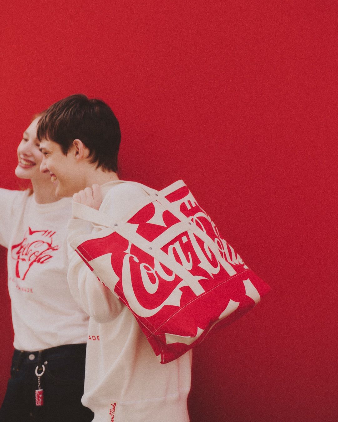 휴먼 메이드가 미국의 대표 탄산음료 브랜드인 코카콜라와 함께 만든 SS26 캡슐 컬렉션을 선보입니다.이번에 공개된 컬렉션은 두 브랜드의 상징적인 로고를 결합한 특별한 그래픽 (2).jpg