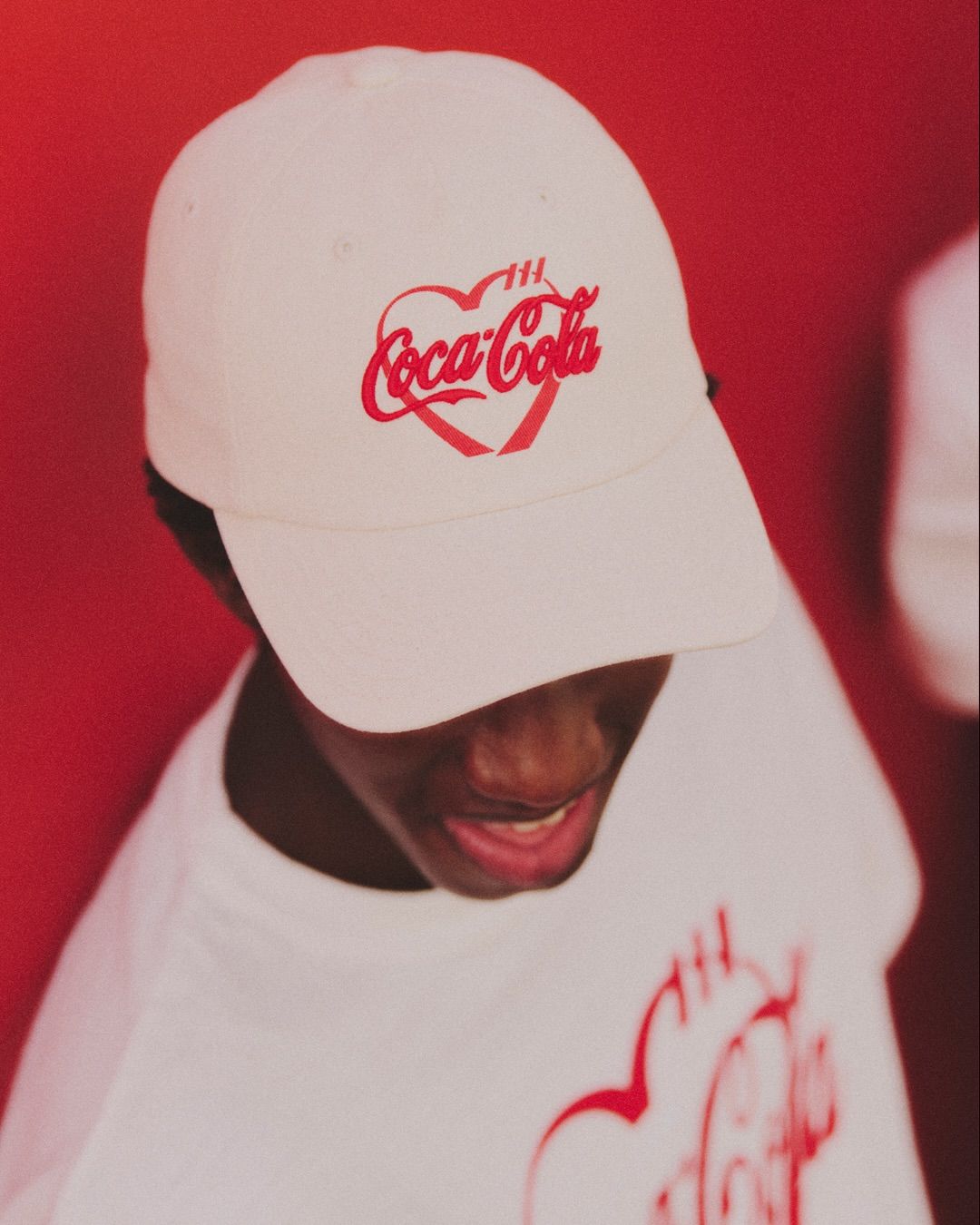 휴먼 메이드가 미국의 대표 탄산음료 브랜드인 코카콜라와 함께 만든 SS26 캡슐 컬렉션을 선보입니다.이번에 공개된 컬렉션은 두 브랜드의 상징적인 로고를 결합한 특별한 그래픽 (1).jpg