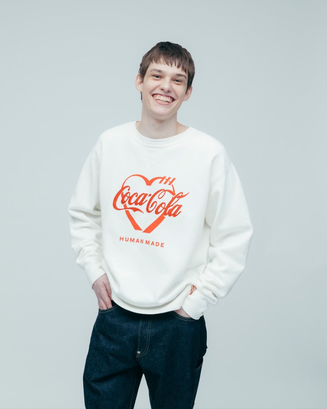 휴먼 메이드가 미국의 대표 탄산음료 브랜드인 코카콜라와 함께 만든 SS26 캡슐 컬렉션을 선보입니다.이번에 공개된 컬렉션은 두 브랜드의 상징적인 로고를 결합한 특별한 그래픽 (7).jpg