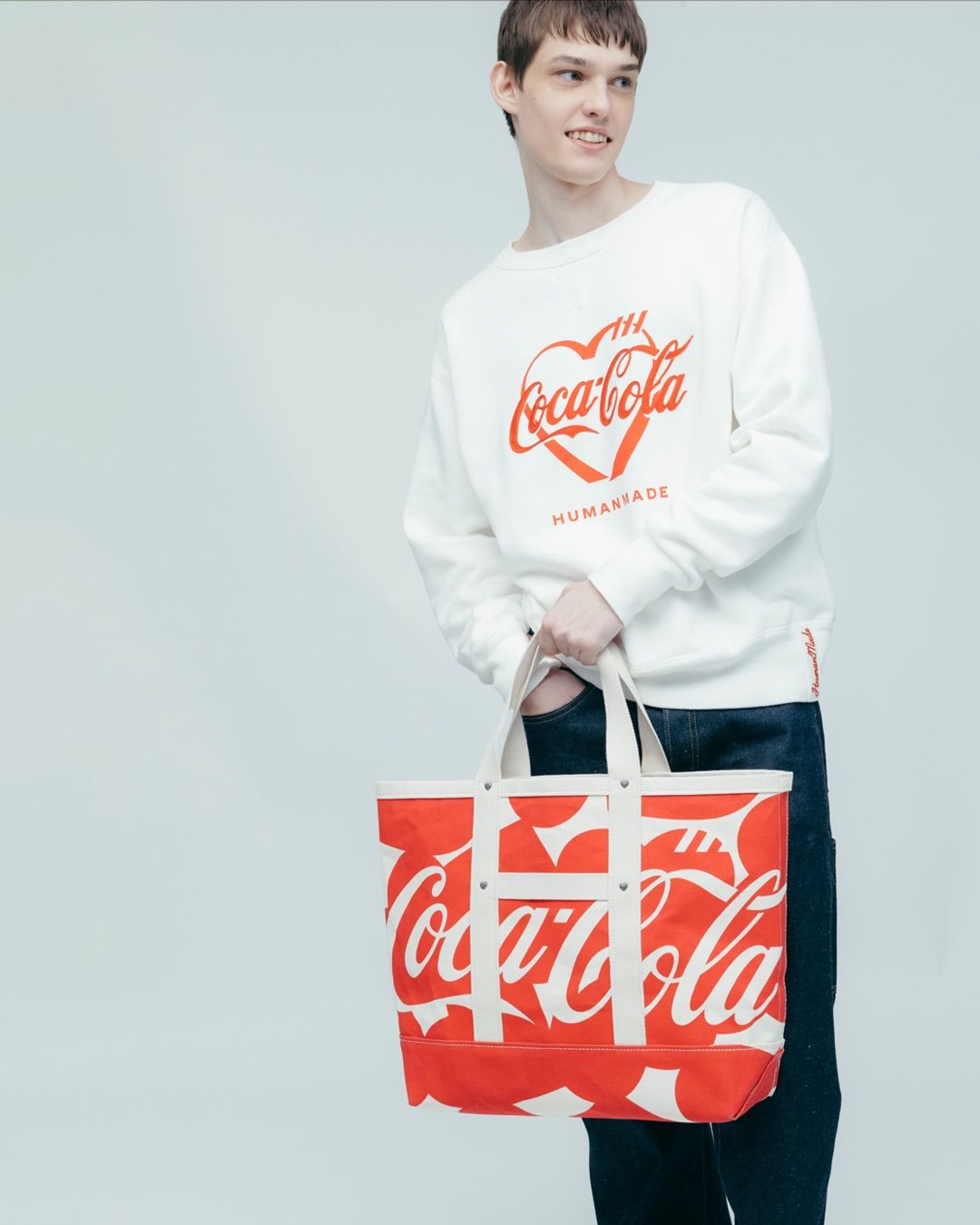 휴먼 메이드가 미국의 대표 탄산음료 브랜드인 코카콜라와 함께 만든 SS26 캡슐 컬렉션을 선보입니다.이번에 공개된 컬렉션은 두 브랜드의 상징적인 로고를 결합한 특별한 그래픽 (6).jpg
