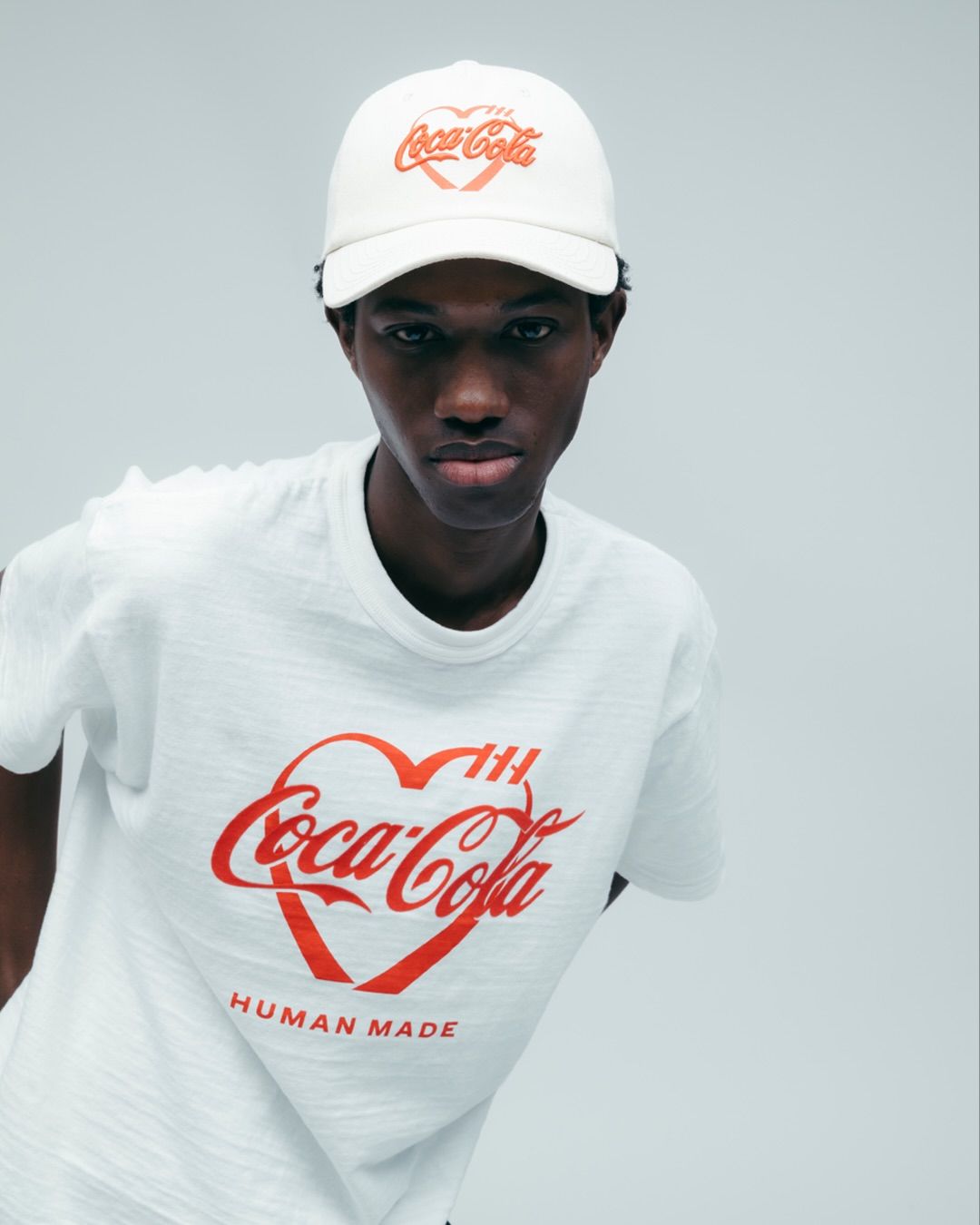 휴먼 메이드가 미국의 대표 탄산음료 브랜드인 코카콜라와 함께 만든 SS26 캡슐 컬렉션을 선보입니다.이번에 공개된 컬렉션은 두 브랜드의 상징적인 로고를 결합한 특별한 그래픽 (5).jpg