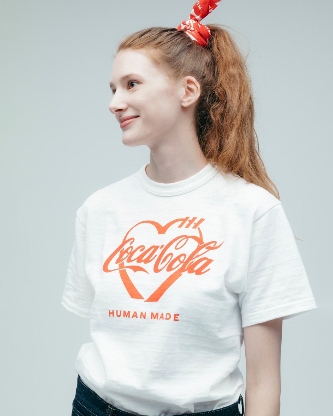 휴먼 메이드가 미국의 대표 탄산음료 브랜드인 코카콜라와 함께 만든 SS26 캡슐 컬렉션을 선보입니다.이번에 공개된 컬렉션은 두 브랜드의 상징적인 로고를 결합한 특별한 그래픽 (4).jpg