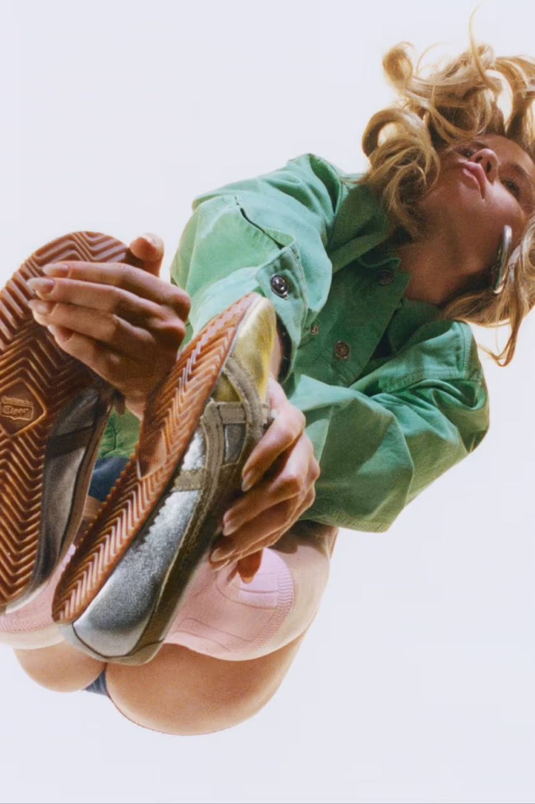 https___jp.hypebeast.com_files_2026_03_25_versace-onitsuka-tiger-collaboration-release-info_03.jpeg