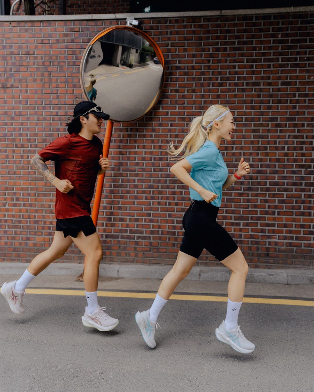 #광고 리셀까지 붙었던 러닝화가, 더 강해져 돌아왔습니다🔥아식스(@asicskr)의 ‘노바블라스트’가 여섯 번째 시리즈로 돌아왔습니다. 전작인 ‘노바블라스트 5’는 안정적 (2).jpg
