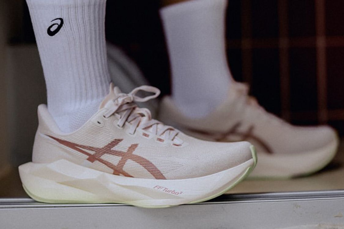 아식스(ASICS) 젤 카야노 26-W - 화이트:레드 / 1012A654-100 - 사이즈