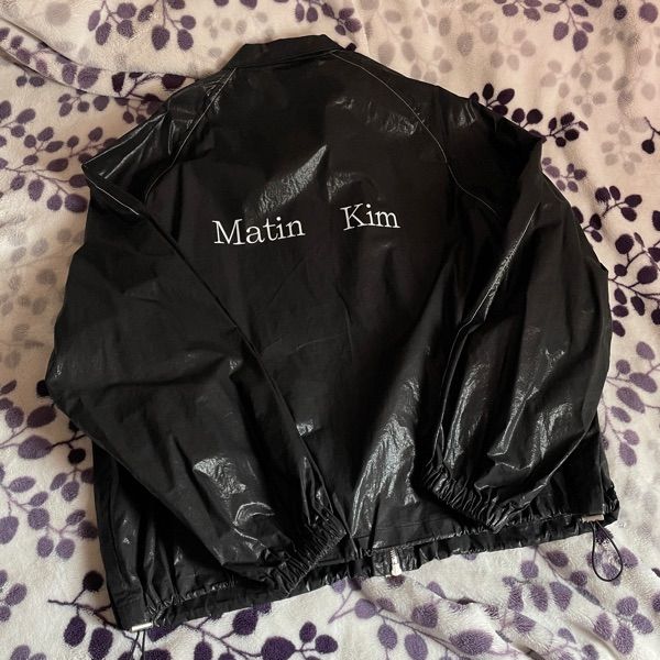山田　MATIN KIM LOGO COATING JUMPER MATIN KIM LOGO COATING JUMPER IN BLACK – MO & MORE
