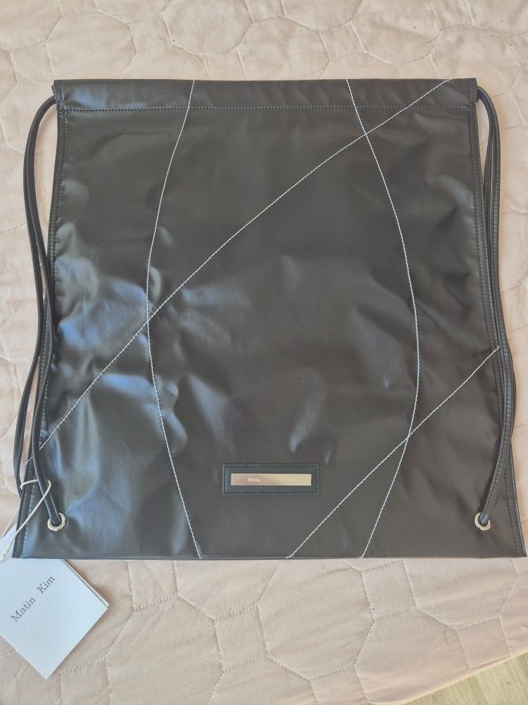 Matin Kim COATING BACK PACK ナップサック ブラック GLOSSY PACKABLE BACKPACK IN BLACK – Matin Kim