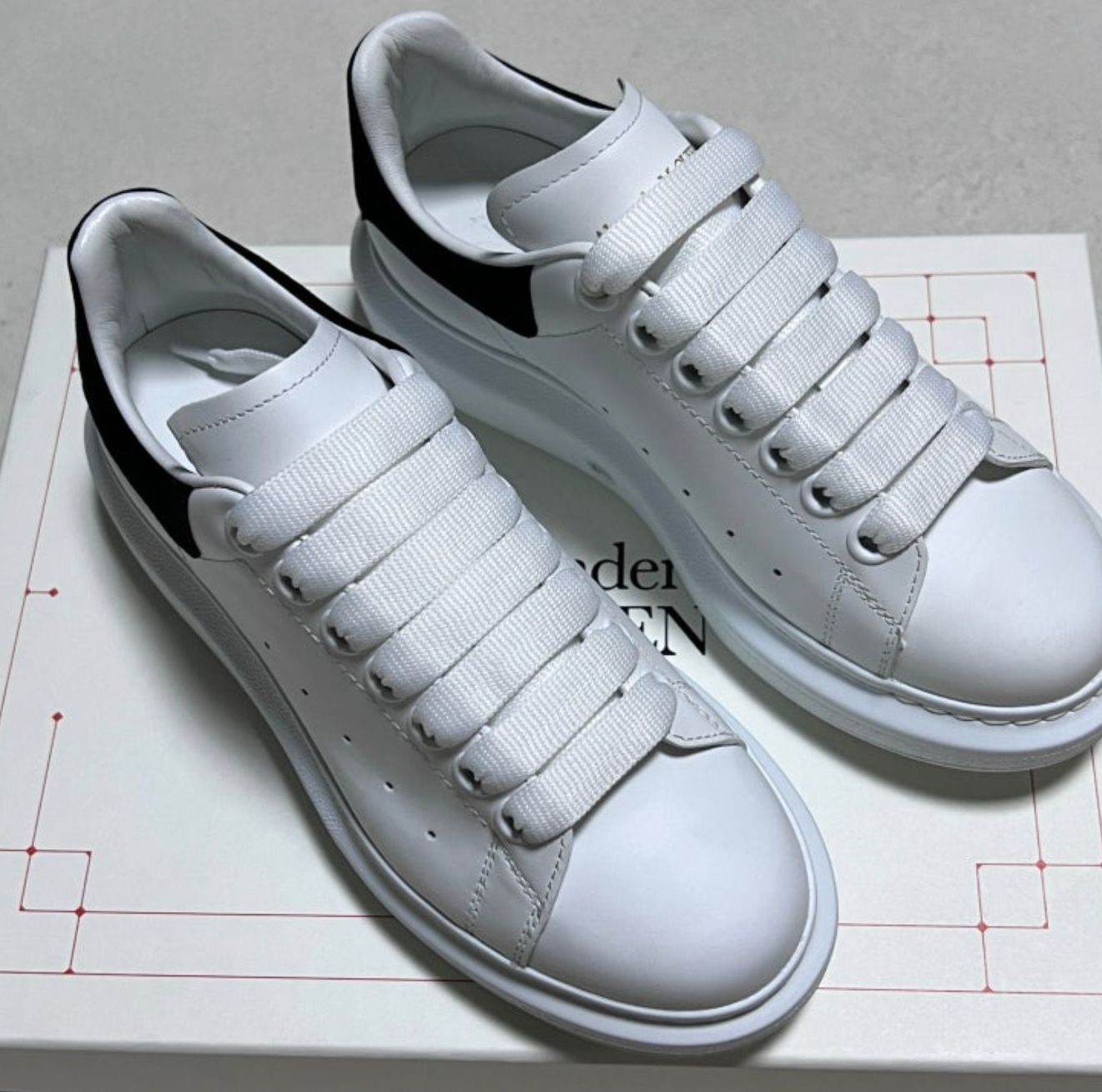 Alexander McQueen オーバーサイドスニーカー ホワイト MUSINSA公式 | ALEXANDER McQUEEN オーバーサイズスニーカー