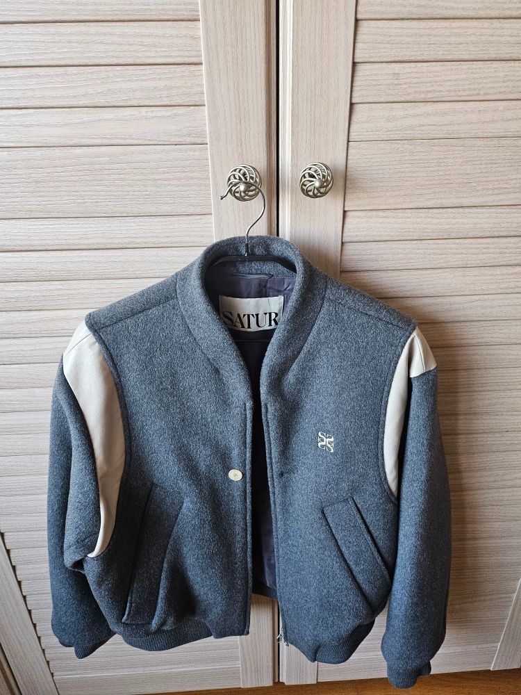 MUSINSA | SATUR Percy collarless varsity jacket charcoal gray