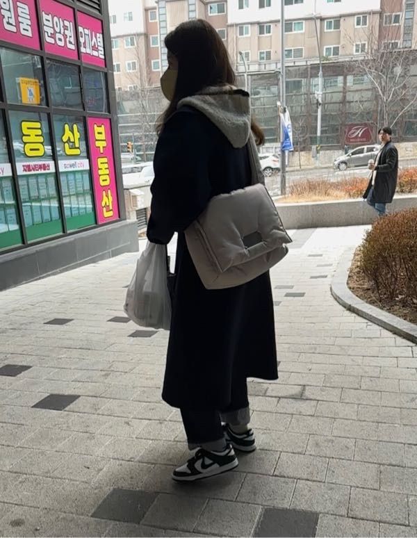 ショルダーバッグ・ポシェット [MATINKIM]matin big puffer bag in light beige MUSINSA | MATIN KIM BIG Puffer SHOULDER BAG IN LIGHT BEIGE
