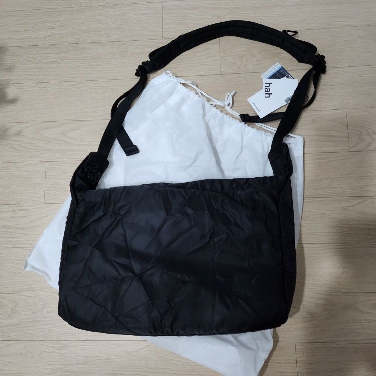 MUSINSA | HAH ARCHIVE Ark Messenger Bag (Crease Black)