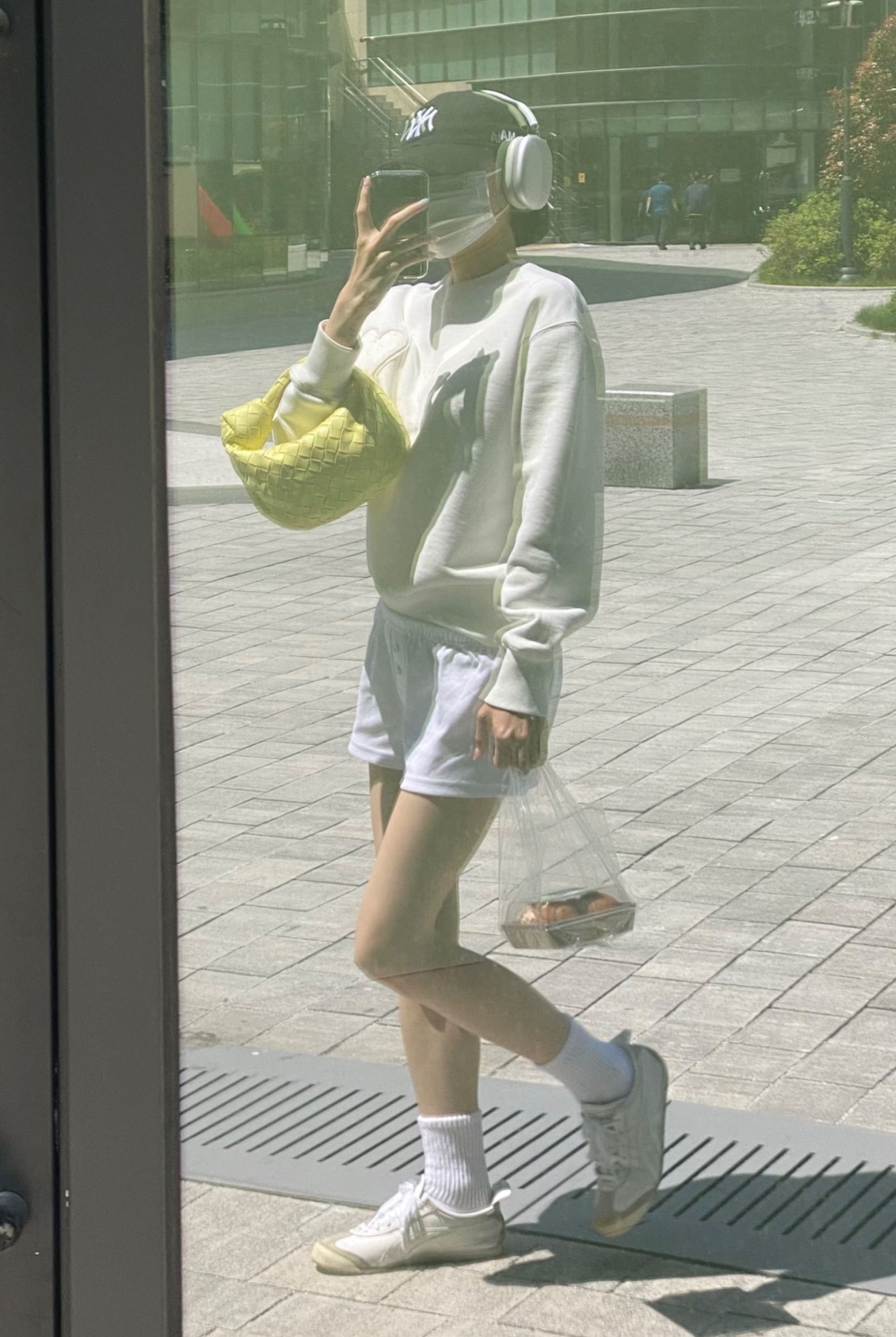 MUSINSA公式 | GLOWNY BUTTON FLY MINI SHORTS (WHITE)