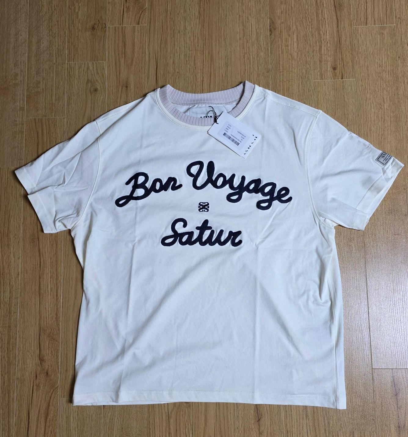 MUSINSA | SATUR Satur Logo Embroidered Voyage Short Sleeve T-Shirt