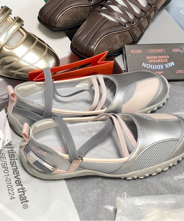 ojos オホス Strap Embossed Toe Shoes バレエコア Ojos Strap Embossed Toe Shoes – DALAC SEOUL