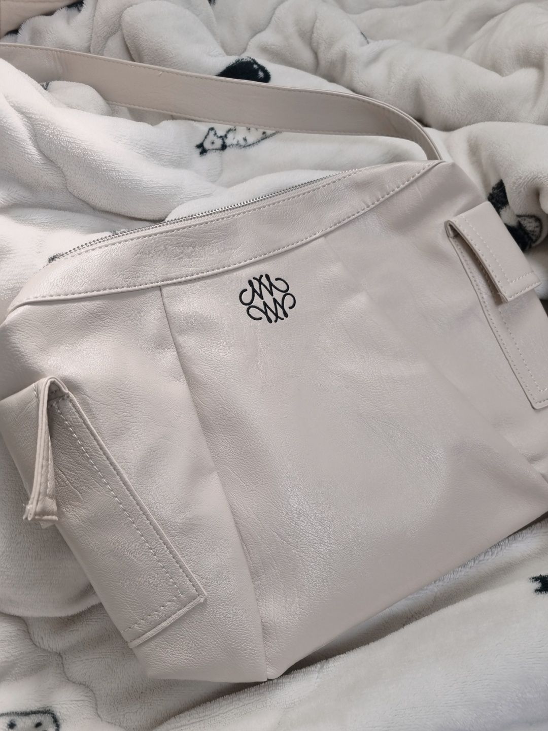 ★NlCK&NlCOLE★ NICOLE HOBO PADDING BAG_2 COLOR Nail Polish Hobo Bag, Spacious and Effortlessly Chic with V