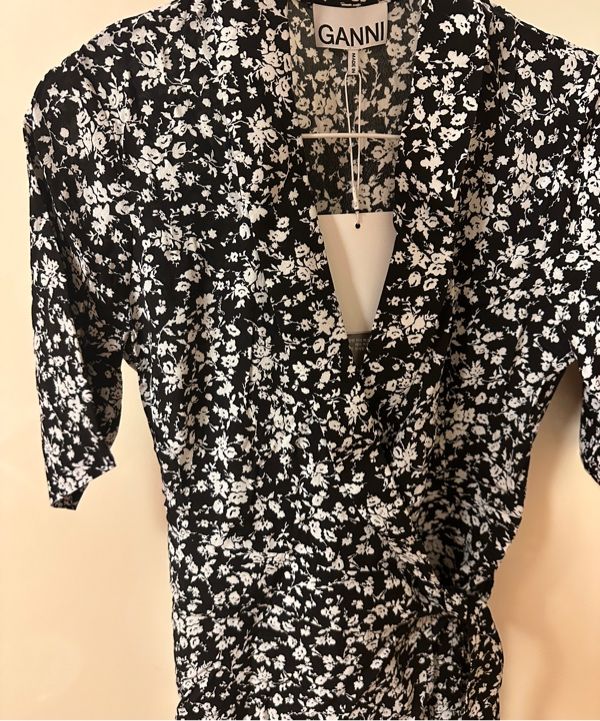 ★Ganni★ Mini Flower Print V-Neck One Piece Black F7475099 MUSINSA | GANNI Mini Flower Printed V-neck Dress - Black