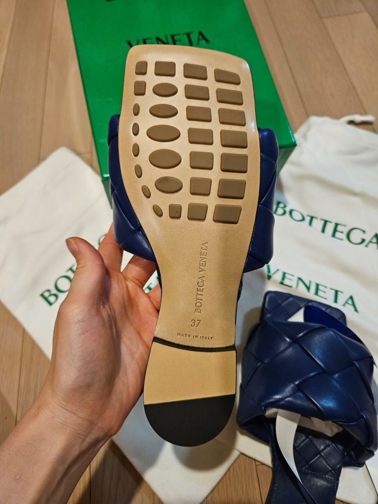 MUSINSA | BOTTEGA VENETA Lido Flat Sandals - Pink