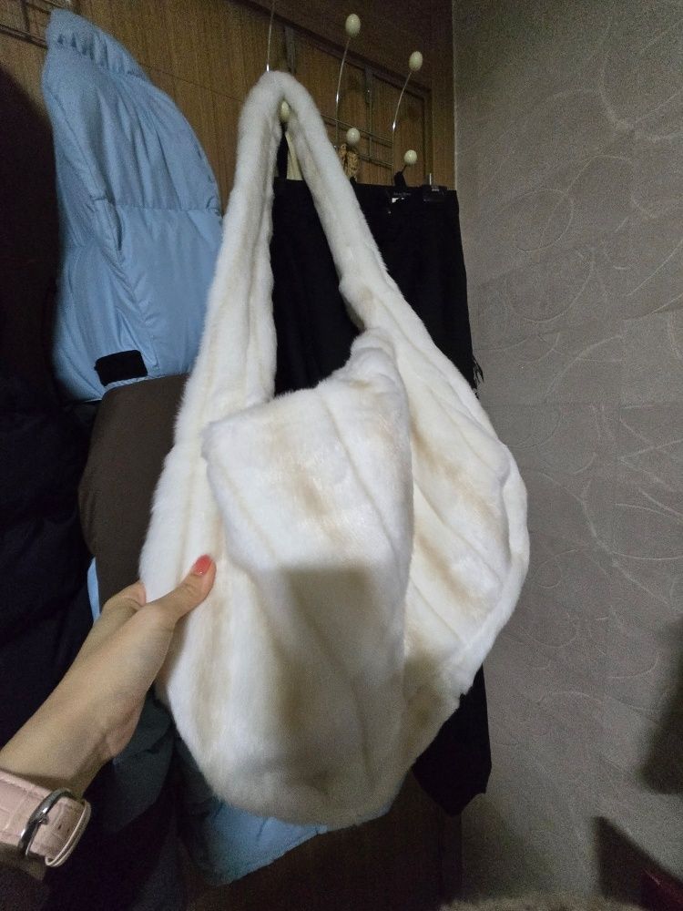 MUSINSA | RYUYOUNG Faux fur shoulder bag, ivory