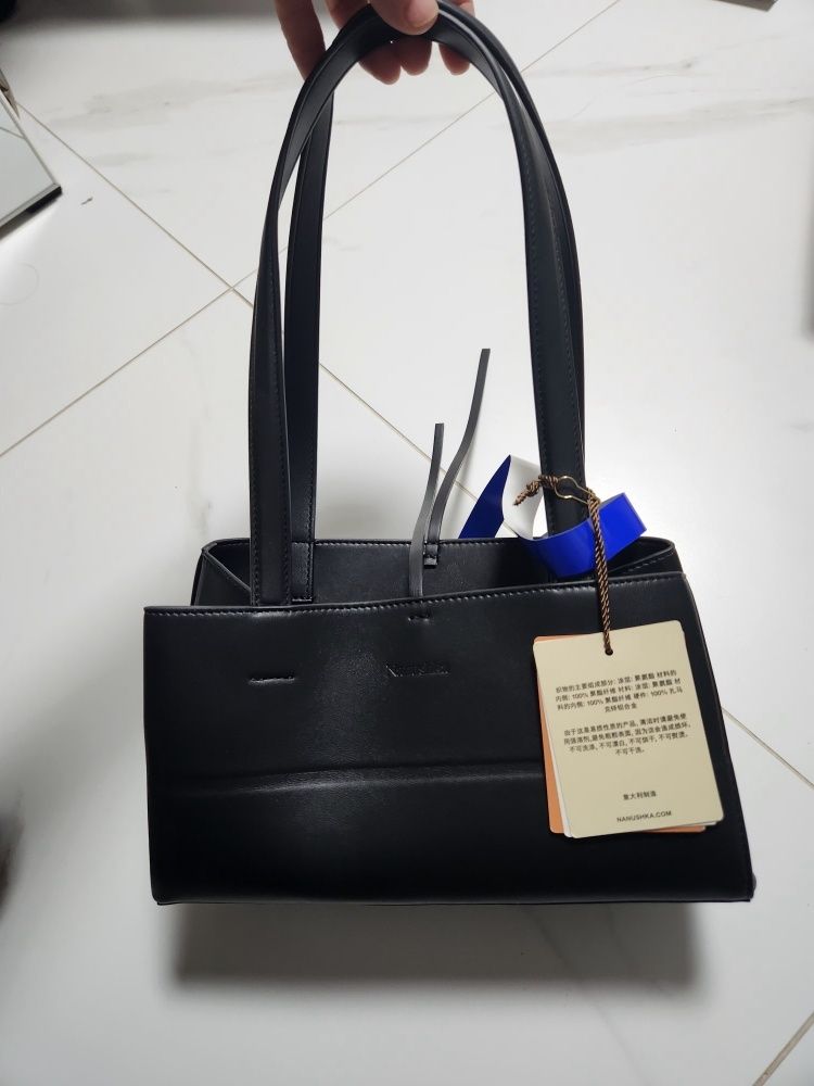 ★M　【美品】 Nanushka スモールバッグ The SANDI Lock - Top Handle Bag - Black – Nanushka