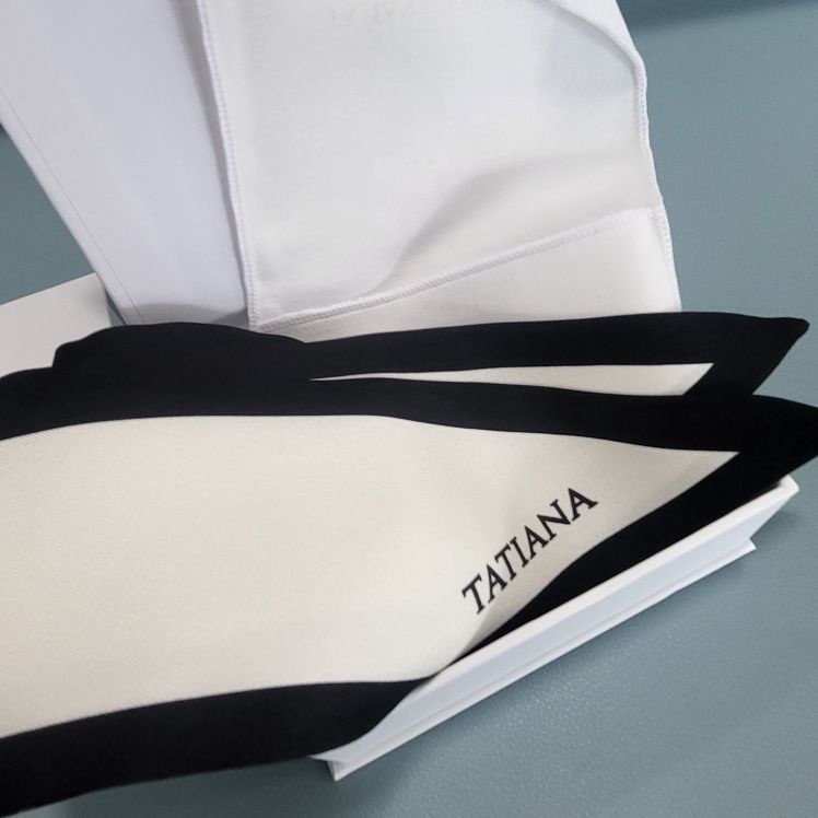 【TATIANA】Hepburn Lettering Twilly Silk Scarf SF2086#2023春 MUSINSA | TATIANA Hepburn Lettering Twilly Silk Scarf SF2086