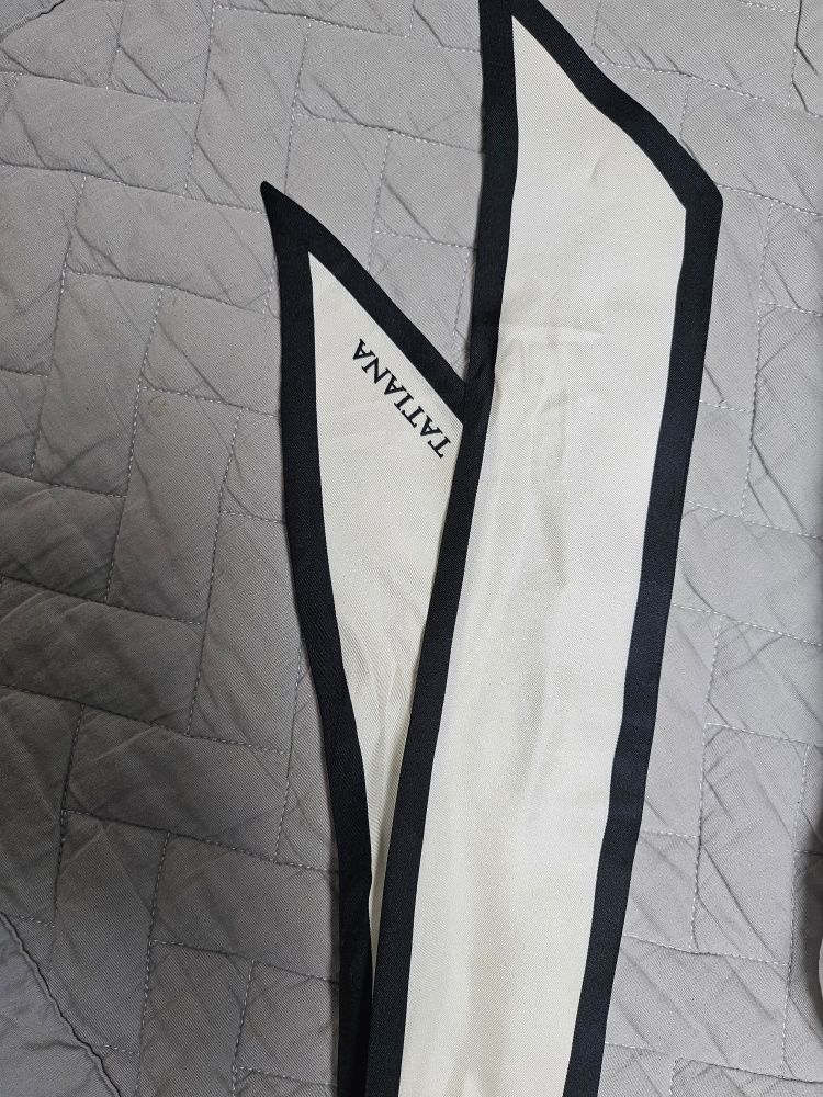 【TATIANA】Hepburn Lettering Twilly Silk Scarf SF2086#2023春 MUSINSA | TATIANA Hepburn Lettering Twilly Silk Scarf SF2086