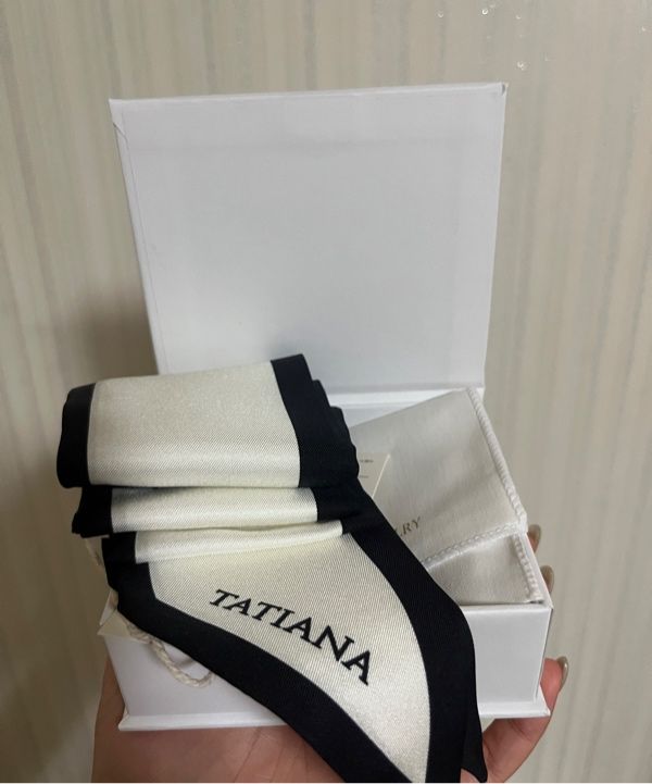 【TATIANA】Hepburn Lettering Twilly Silk Scarf SF2086#2023春 MUSINSA | TATIANA Hepburn Lettering Twilly Silk Scarf SF2086