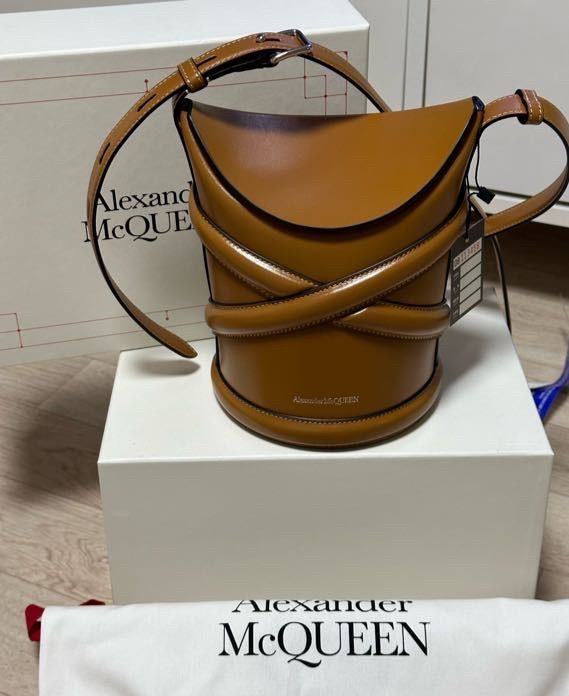 MUSINSA公式 | ALEXANDER McQUEEN カーブショルダーバッグ - タン