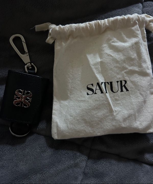 SATUR セッターキーリングレザー ケース メット ブラック AirPods MUSINSA公式 | SATUR セッターキーリングレザーエアポットケースメット
