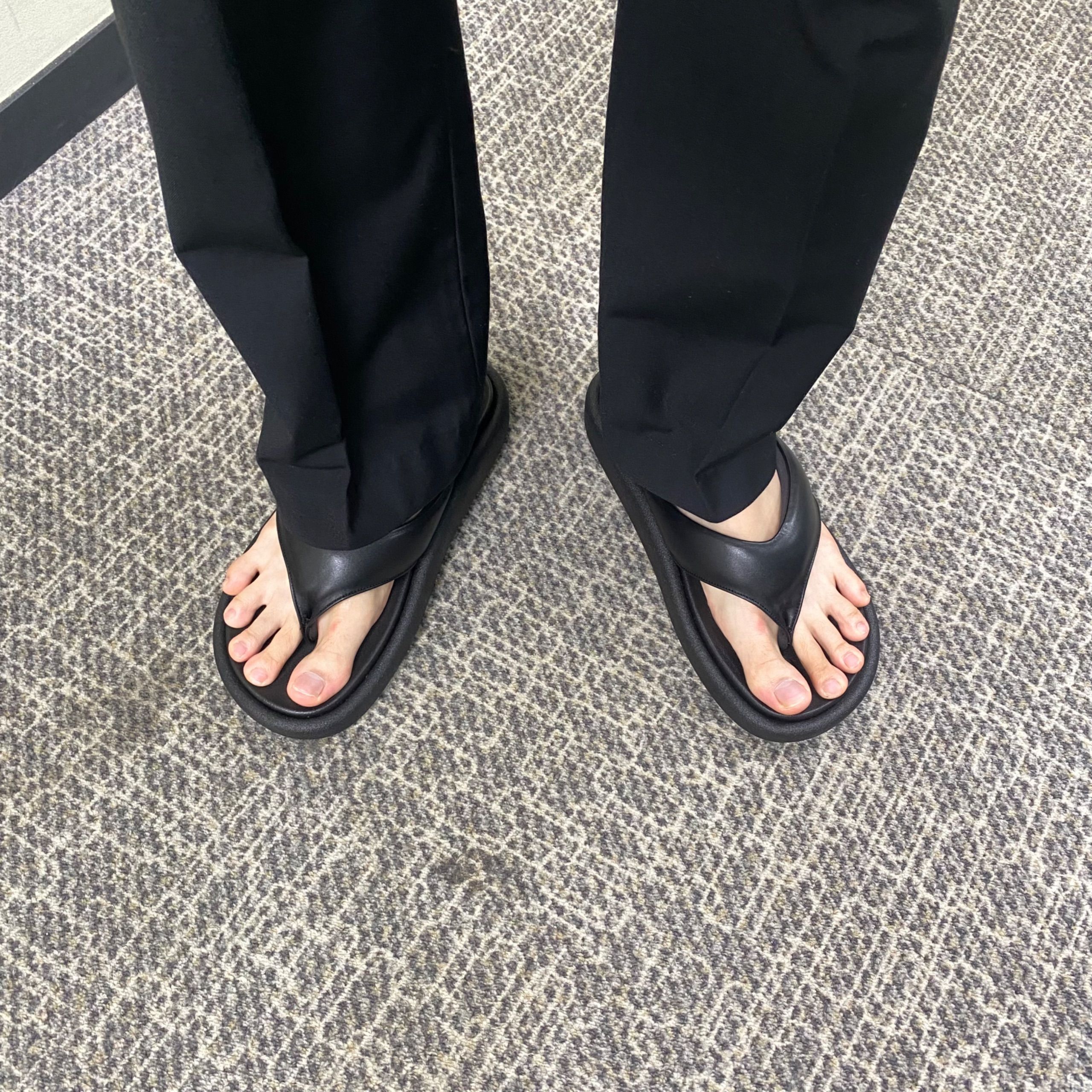 MUSINSA | DOFFJASON Greet Volume Leather Flip Flops BLACK