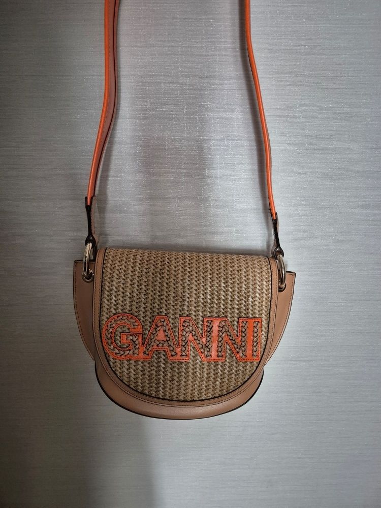 MUSINSA | GANNI Banner Saddle Rafia Crossbag - Beige / A4737895
