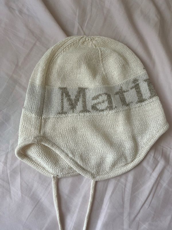 Matin Kim ビーニー 紐付き LOGO JACQUARD EARFLAP MUSINSA公式 | MATIN KIM LOGO JACQUARD EARFLAP BEANIE IN CREAM