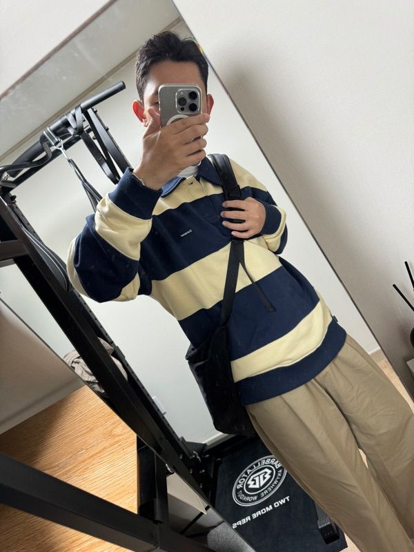 スウェット・トレーナー COVERNAT Small Curly Logo Rugby Man to Man Brown Covernat Unisex Rugby Tee Shirt Navy | Polos for Men | KOODING